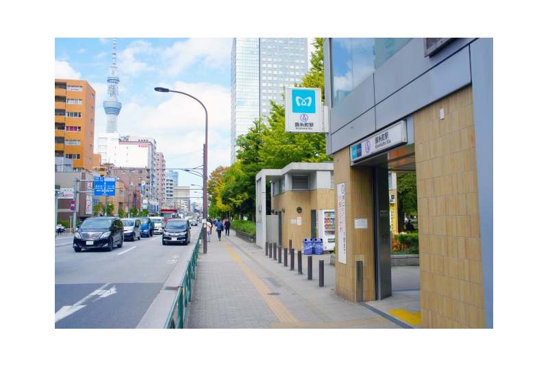 東京メトロ錦糸町駅を四ツ目通からスカイツリー方向を見ている